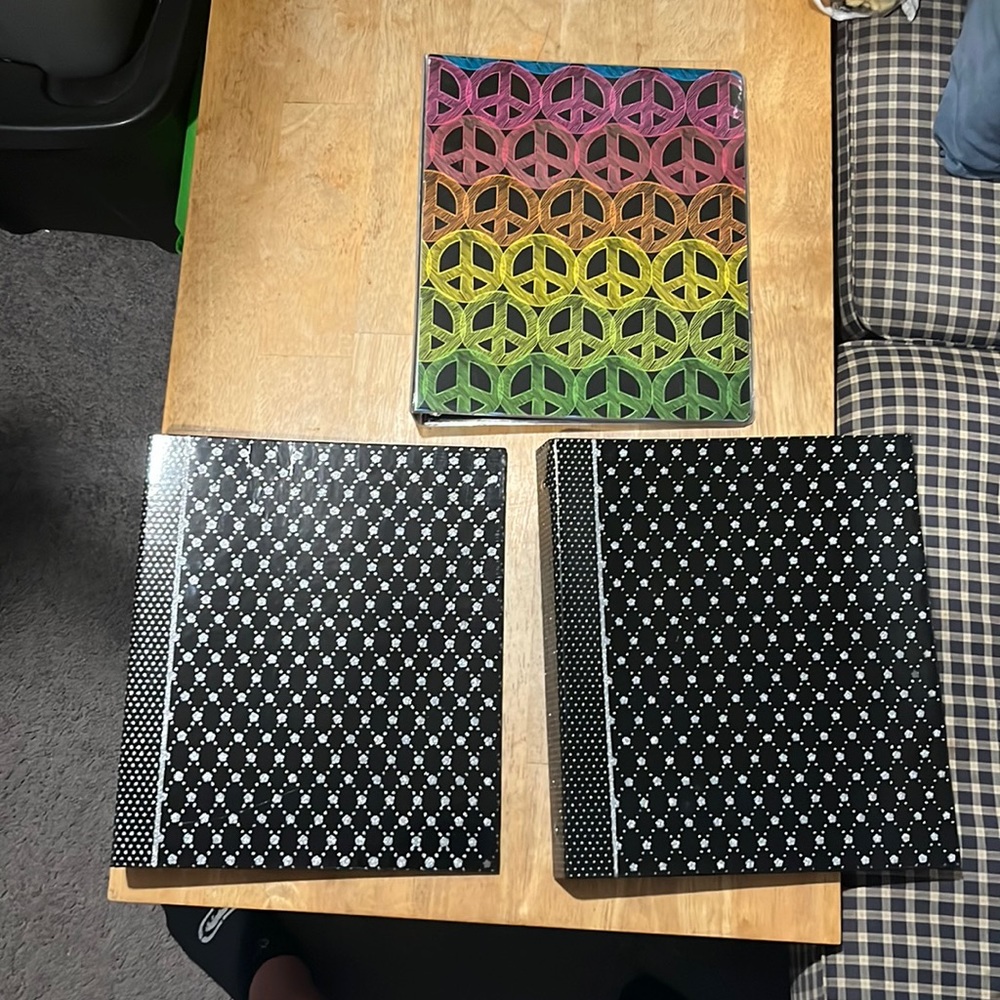 3 new binders and 3 new folders - Picture 1 of 8